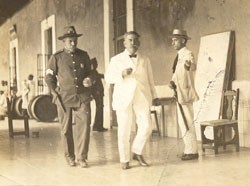 El presidente Jos Miguel Gmez camina frente a un soldado en un cuartel colonial